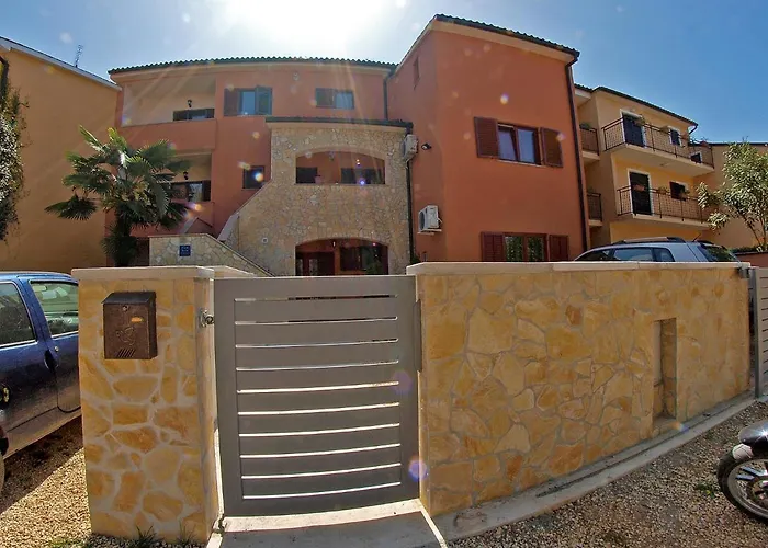 Apartments With A Parking Space Stinjan, Pula - 20816