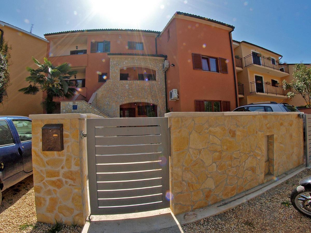 Apartman With A Parking Space Stinjan, - 20816 *