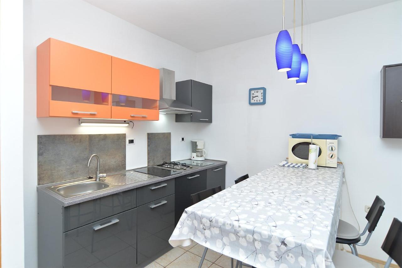 Apartman With A Parking Space Stinjan, - 20816 *
