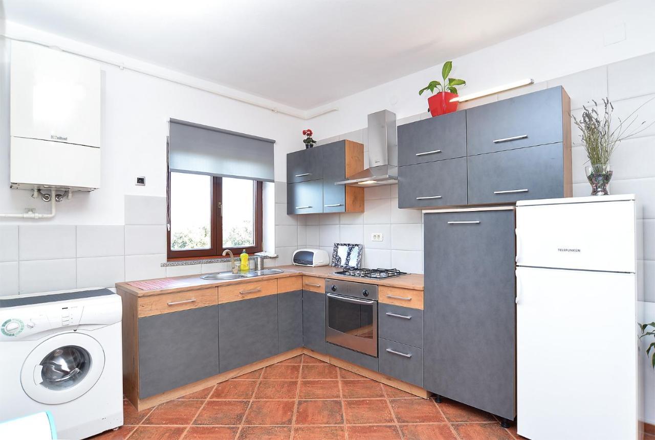Apartman With A Parking Space Stinjan, - 20816 *